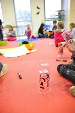 Podczas warsztatów uczestnicy przeprowadzą szereg reakcji charakterystycznych, na podstawie, których poznają odpowiedź na pytania: co to jest tanina?, czy występuje tylko w herbacie?