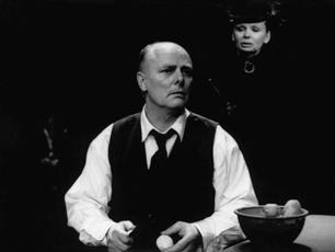 Sezon 1992/93 189 Anton Czechow SMUTNA HISTORIA DLA WESO YCH LUDZI wg Sali nr 6, Mewy, Trzech sióstr, WiÊniowego sadu adaptacja: Jefim Kamieniecki, Jurij Krasowski re yseria i scenografia: Jurij