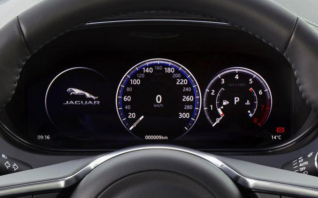 przeniesienia momentu obrotowego przez dohamowywanie kół bez przyczepności (Torque Vectoring by Braking) Zawieszenie pasywne 027CZ Wyposażenie zewnętrzne Grill przedni w