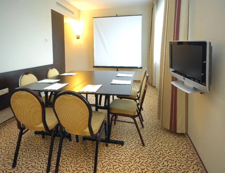 Sala konferencyjna Koszt wynajęcia całodniowego (brutto) WYNAJEM SALI KONFERENCYJNYCH W cenie wynajmu Sali bezpłatny dostęp do Internetu Sala