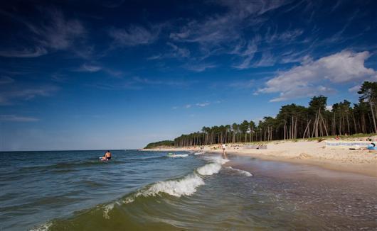 Gmina Postomino położona miedzy Ustką a Darłowem jest jednym ze znaczących obszarów turystycznych Polskiego Wybrzeża ze względu na bogate walory naturalne, mikroklimat i dostęp do Morza Bałtyckiego.