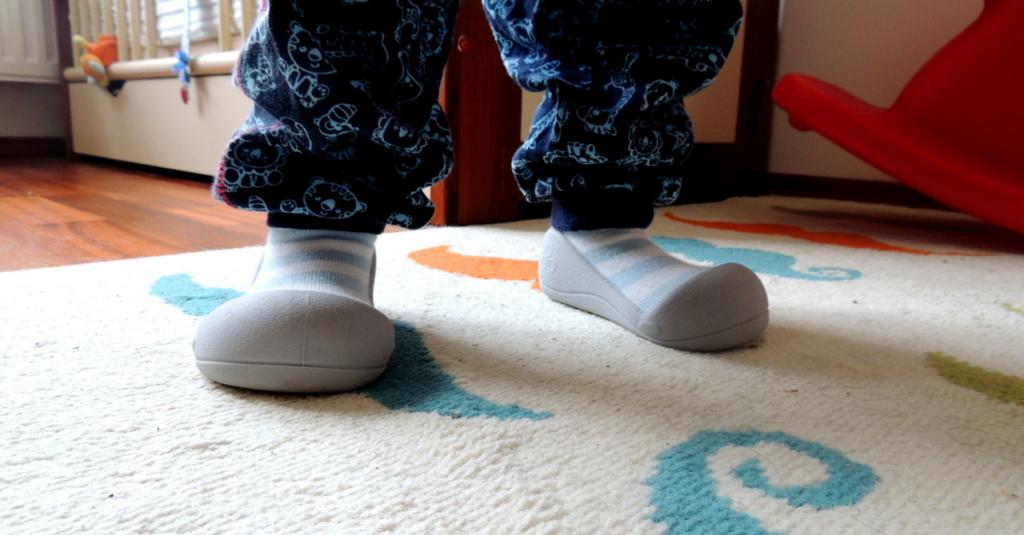 Attipas zbędny gadżet czy wygodne kapcie? Kiedy zastanawiałam się nad wyborem żłobkowych bucików na zmianę dla mojego synka, nie miałam ochoty na klasyczne kapcie z zapiętkiem i rzepą lub zatrzaskiem.