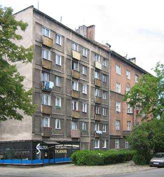 Blokowiska zespoły osiedli wielorodzinnych z wielkiej płyty Deficyty osiedli z wielkiej płyty dotyczą zarówno sfery funkcjonalno-przestrzennej jak i architektonicznej.