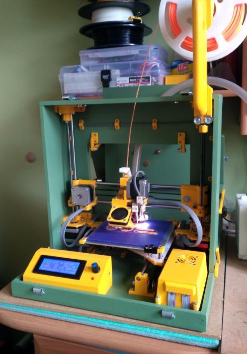 Uczeń, drukarka 3D i pasja 141 Po zmontowaniu drukarki wgrywamy oprogramowanie. Rysunek 10 Drukarka 3D Programy: SketchUp https://sketchup.com.pl/ Slic3r PE https://www.prusa3d.