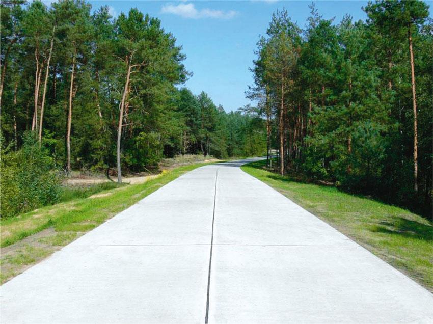 W ciągu jednego dnia układano 220 240 m nawierzchni o szerokości 4 m i grubości 20 cm.