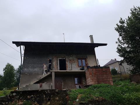 3008m2, zabudowanej budynkiem mieszkalnym jednorodzinnym w zabudowie wolnostojącej oraz budynkiem gospodarczym.